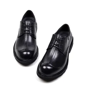 Bovenaanzicht van klassieke zwarte leren derby schoenen met een kenmerkende ronde retro neus.