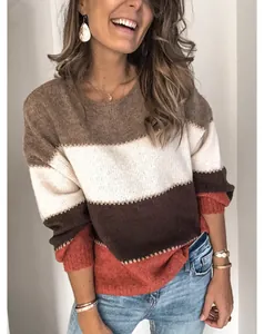 Détail d'un pull en maille rayé pour femme avec un col rond et un design coloré