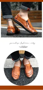Detailansicht von braunen handgefertigten Leder-Loafers mit seitlichem Reißverschluss.