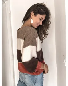 Détail du pull en maille rayé color-block pour femme avec une coupe décontractée