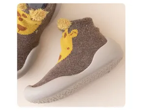 Vista dettagliata delle scarpe a calzino per bambini con giraffa e suola antiscivolo