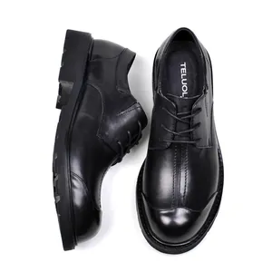 Bovenaanzicht van zwarte vintage leren Oxford schoenen met ronde neus en vetersluiting