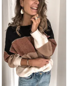 Pull chic en maille colorblock pour femme avec des rayures et un col rond classique élégant.