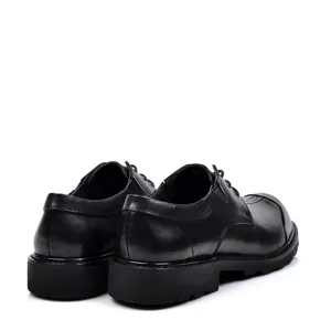 Achteraanzicht van zwarte lederen zakelijke herenschoenen met rubberen zool.