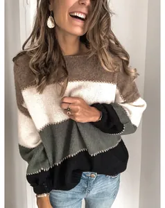 Vue détaillée d'un pull en maille rayé décontracté avec un col rond très confortable