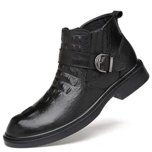Seitenansicht der schwarzen Echtleder-Stiefel mit Krokoprägung und Schnalle