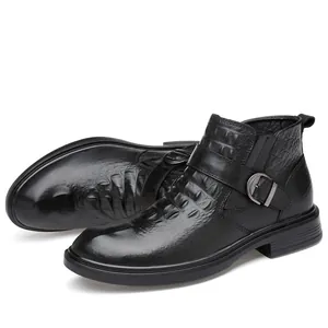 Detailansicht von Herren-Leder-Martin-Boots mit Krokodil-Prägemuster