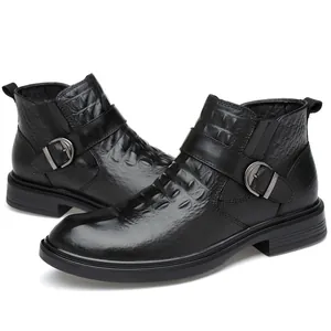 Detailansicht schwarzer Leder-Stiefeletten mit Krokoprägung und Seitenschnalle.