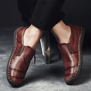 Handgefertigte braune Leder-Loafer für Herren mit atmungsaktivem perforiertem Design-Detail