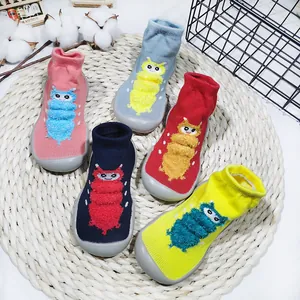 Cinque paia di scarpe primi passi a bruco colorate per neonati con suola morbida.