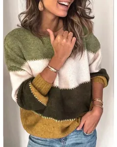 Gros plan d'un pull en maille pour femme avec un design élégant de rayures colorées