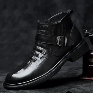 Detailansicht der schwarzen Lederstiefelette mit Krokoprägung und Schnallenriemen