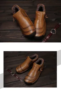 Detail van bruine leren laarzen met warme voering van imitatiebont op hout.