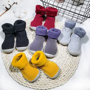 Calcetines zapato de invierno para bebé con forro polar en varios colores.