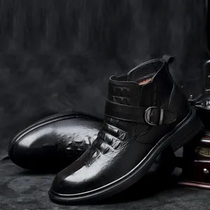 Detailansicht der schwarzen Echtleder-Martin-Stiefel mit Krokodilhaut-Textur für Herren