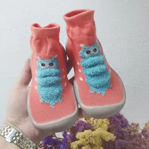 Dettaglio di scarpe primi passi per neonati con bruco 3D per bambini e bambine