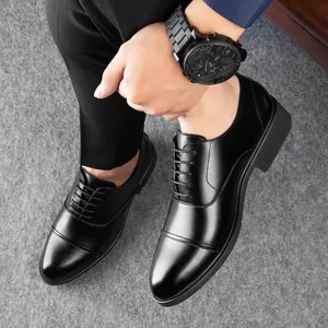 Élégantes chaussures de ville noires pour hommes avec talonnette invisible pour mariages