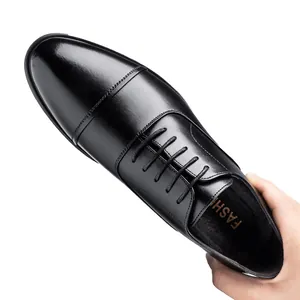 Chaussures de ville élégantes en cuir noir pour hommes avec talon caché et bout droit