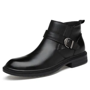 Detailansicht von hochwertigen schwarzen Herren-Stiefeletten aus echtem Leder mit Schnalle.