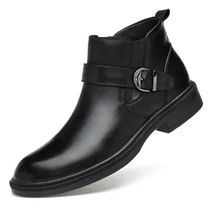 Elegante schwarze Herren-Leder-Martin-Boots mit Metallschnalle auf weißem Hintergrund
