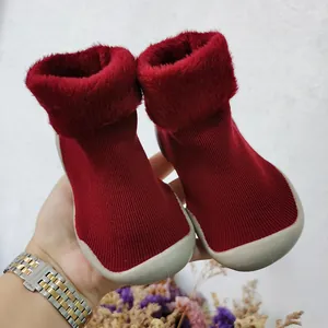 Zapatos de invierno rojos para bebé con forro polar grueso y suelas de goma suaves