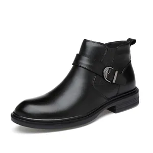 Seitenansicht-Detail von schwarzen Herren-Stiefeletten aus Echtleder mit Schnalle