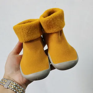 Calcetines zapatos de invierno amarillos para bebé con forro polar y suela de goma suave.