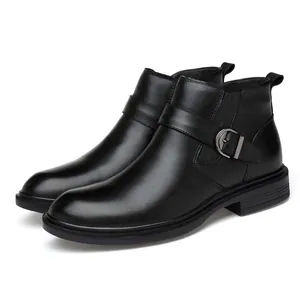 Detailansicht der hochwertigen schwarzen Leder-Stiefeletten für Herren mit Schnalle.