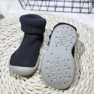 Zapatos calcetín de invierno para bebé negros con forro polar y suela de goma suave