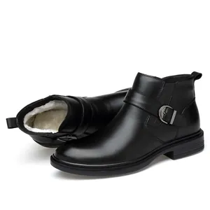 Detailansicht der schwarzen Lederstiefel für Herren mit warmem Innenfutter und Schnalle.