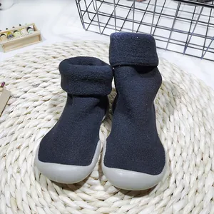 Primer plano de calcetines zapatos para bebé con forro polar y suela blanda