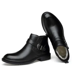 Detailansicht der schwarzen Herren-Lederstiefel mit warmem weißem Kunstfell-Innenfutter