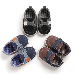 Vista dettagliata di scarpe da camminata per neonati in tre colori con suole morbide