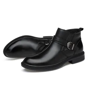 Detailansicht der schwarzen Herrenstiefel aus Rindsleder mit Schnalle und weichem Glanz