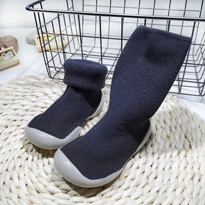 Primer plano de zapatos calcetín de invierno para bebé con forro polar y suela