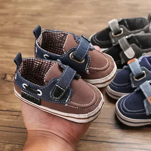 Dettaglio di scarpine primi passi per neonati con suola morbida e inserti in denim