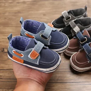 Dettaglio scarpe primi passi neonato con suola morbida e chiusura a strappo