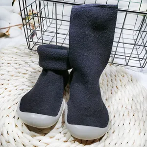 Vista detallada de zapatos de calcetín cálidos para niños con suelas de goma blandas