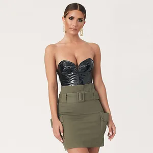 Gros plan d'un body sexy en PU noir brillant avec un décolleté en cœur et coupe slim