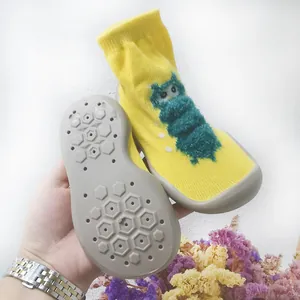 Scarpe a calzino per bambini con motivo a bruco e suola in gomma grigia antiscivolo