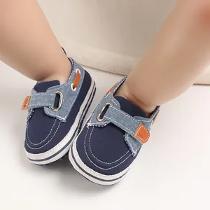 Primo piano di scarpe da bambino blu navy con suola morbida e chiusura a strappo