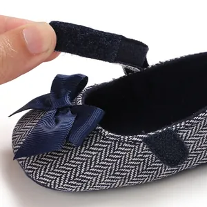 Nahaufnahme von Baby-Mary-Jane-Schuhen mit Fischgrätenmuster und praktischem Klettverschluss