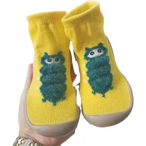 Scarpe a calzino gialle per neonati con design a bruco verde e suole morbide antiscivolo