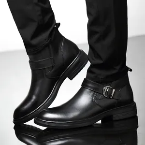 Detail-Seitenansicht schwarzer Herren-Lederstiefel mit dekorativem Schnallenriemen