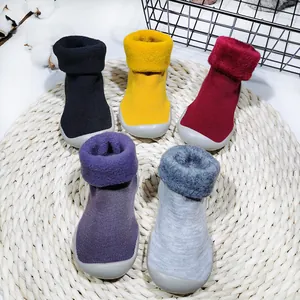 Zapatos calcetín de invierno para bebé con forro polar y suela suave antideslizante colores.