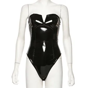 Gros plan d'un body en cuir PU noir brillant avec col en V et coupe ajustée sur mannequin