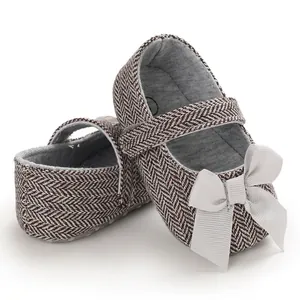 Graue Lauflernschuhe für Baby-Prinzessinnen mit Fischgrätmuster und einer süßen grauen Schleife