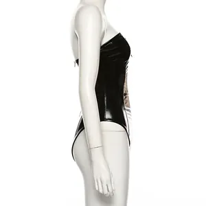 Vue latérale détaillée d'un body noir en PU brillant avec un design dos nu sexy