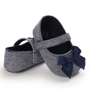 Detailansicht der dunkelblauen Baby-Prinzessinenschuhe mit Fischgrätenmuster und Schleife