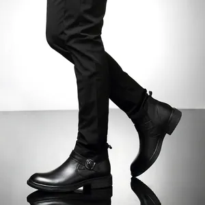 Elegante schwarze Chelsea-Boots aus Leder für Herren mit hohem Schaft und Schnalle